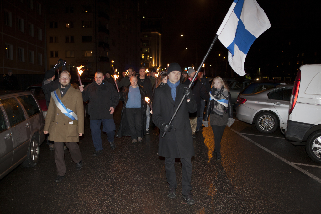612-marssi. Oikealla Timo Hännikäinen, kuvan keskellä lipunkantaja Saku Snicker.