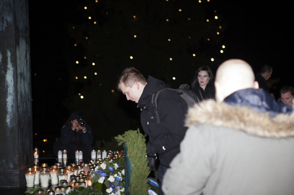 Vastarintaliikkeen johtaja Juuso Tahvanainen laskee seppeleen Hietaniemen haudoille 612-tapahtuman päätteeksi. 