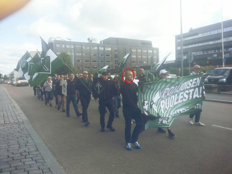 Jyväskylän lauantainen marssi. Toukokuun huligaanitappelusta tuttu mies edessä pitämässä banderollia. 