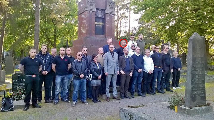 Vastarintaliikkeen aktivisti Schaumanin haudalla otettussa yhteiskuvassa. Hänen vieressä vasemmalla espoolainen kaupunginvaltuutettu Teemu Lahtinen (ps.) ja alavasemmalla kansanedustaja Olli Immonen (ps.)